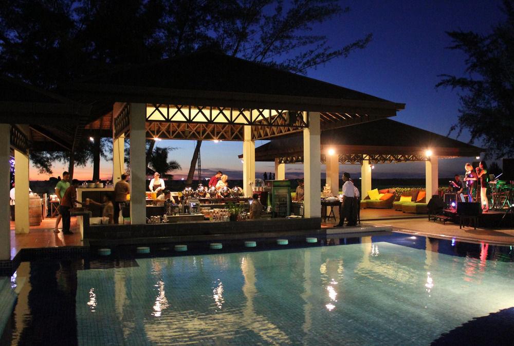 Miri Marriott Resort&Spa Exterior foto The pool at the resort