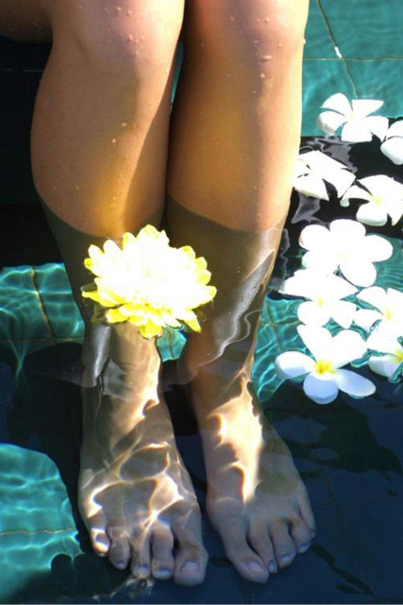 Miri Marriott Resort&Spa Exterior foto A woman wearing rain boots