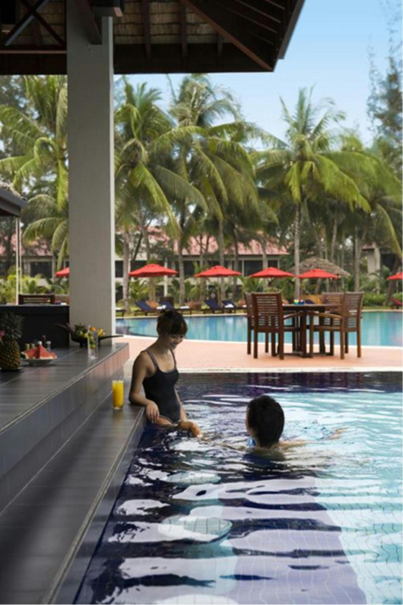 Miri Marriott Resort&Spa Exterior foto Swimming pool at the hotel