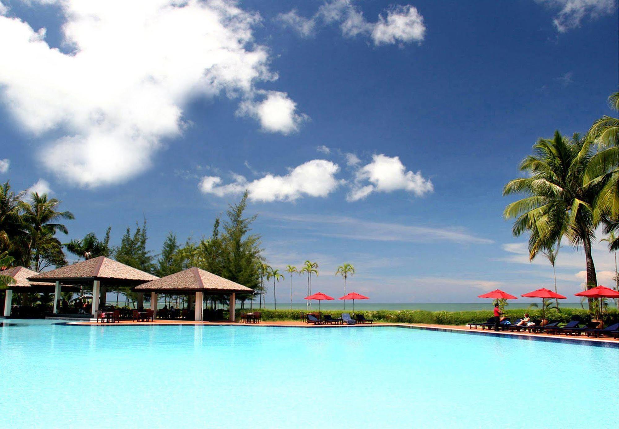 Miri Marriott Resort&Spa Exterior foto The pool at the Royal Island Resort and Spa